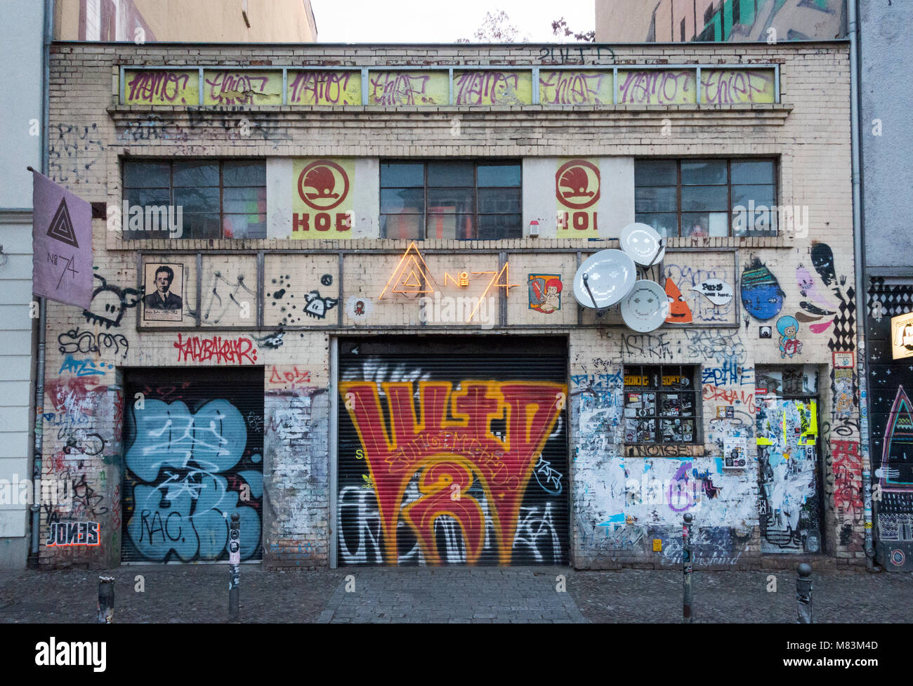 Graffiti sulla facciata dell'edificio, Berlino, Germania Foto Stock