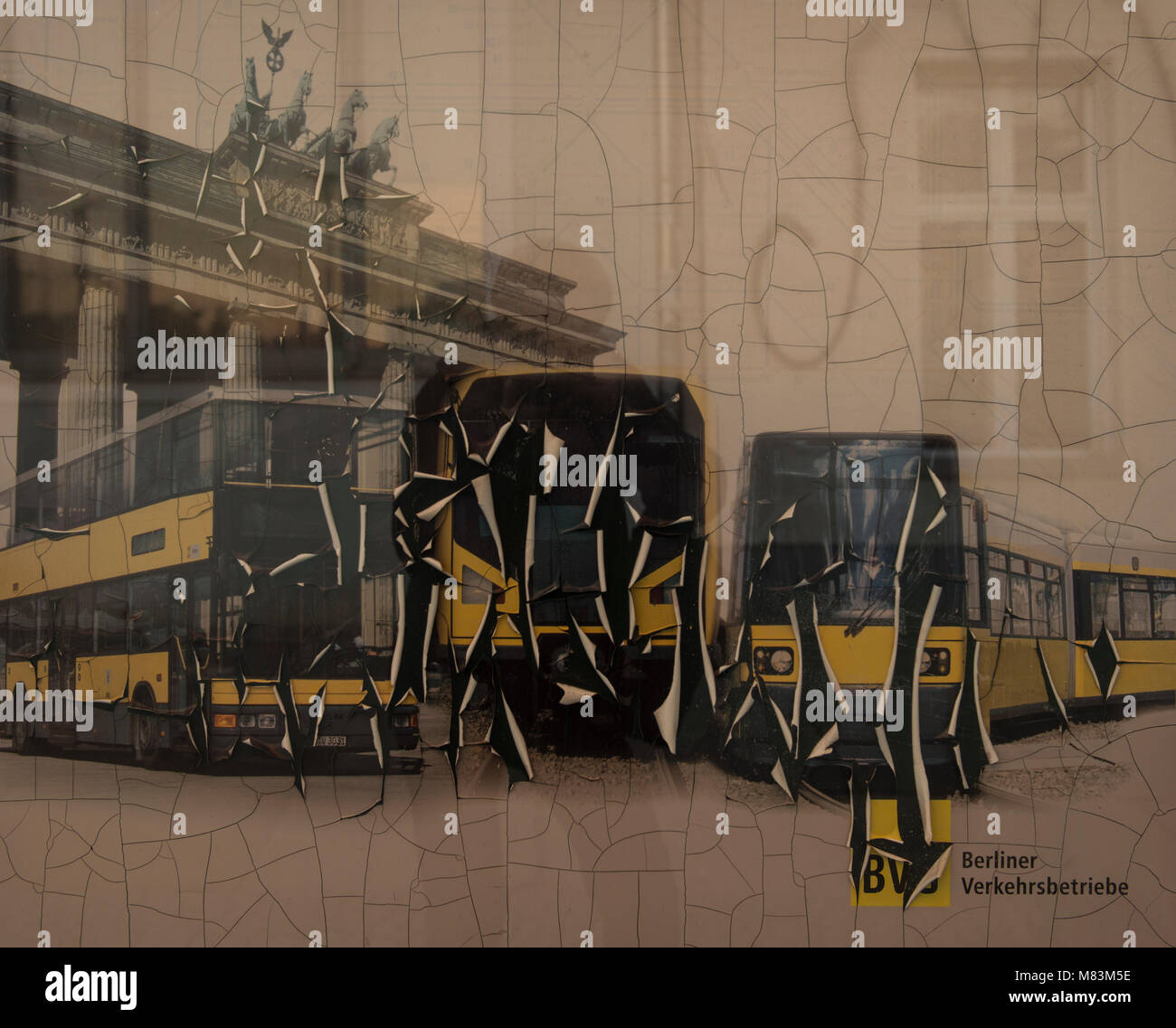 In parte perite poster del BVB con gli autobus e la Porta di Brandeburgo, Berlino, Germania Foto Stock
