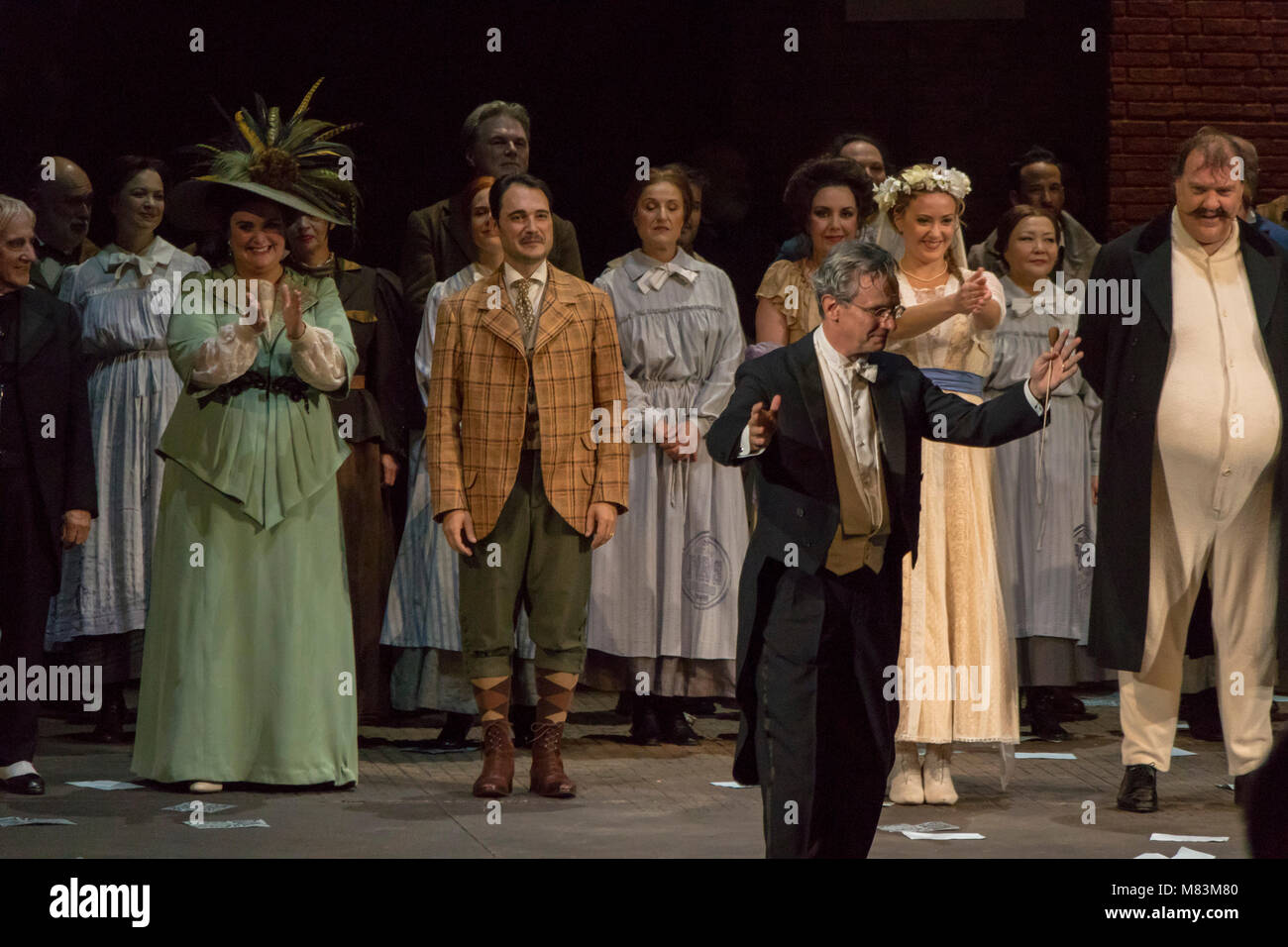 Curtain Call per conduttore Fabio Luisiin verdiano Falstaff, Opera Bastille, Parigi, Francia Foto Stock