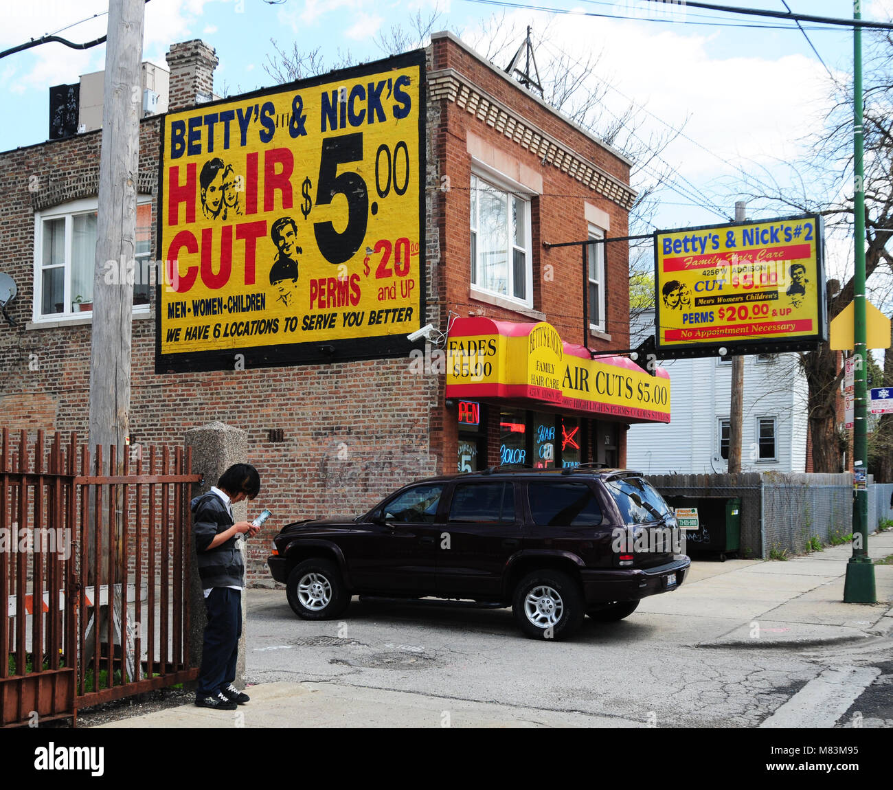 Strada di città con pubblicità su parete, Chicago, Illinois, Stati Uniti d'America Foto Stock