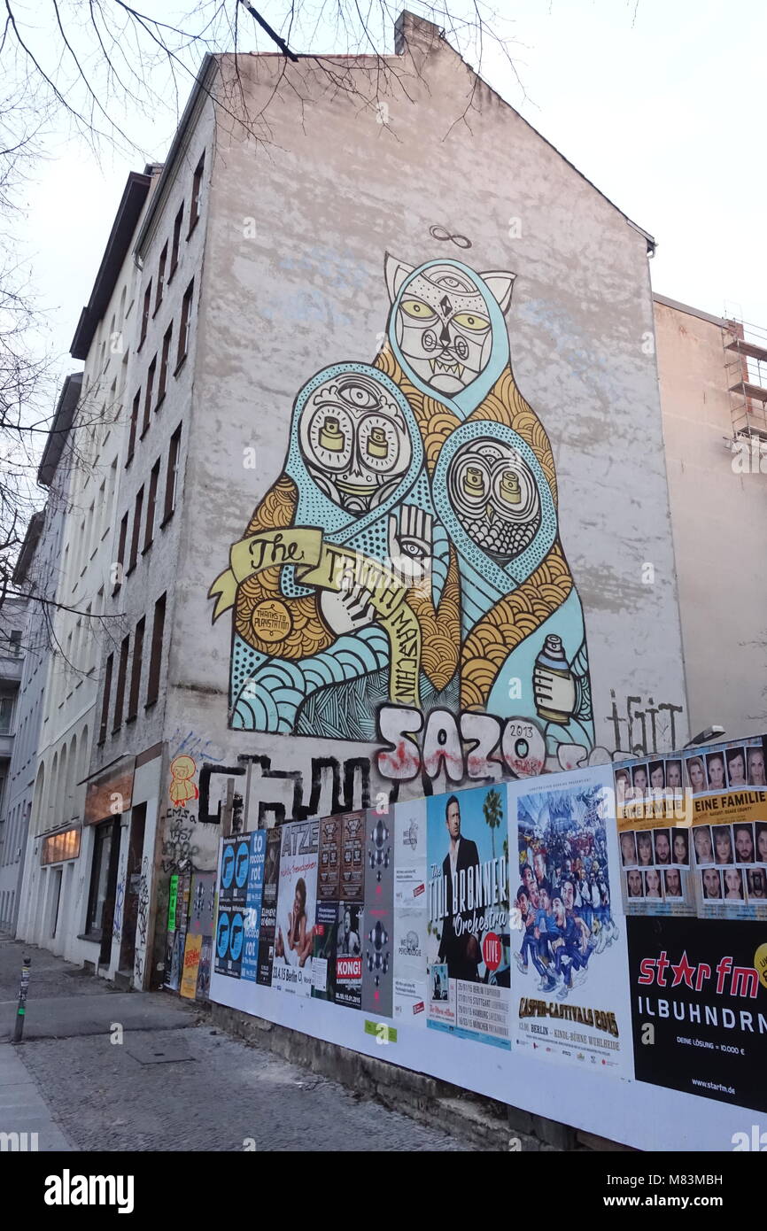 Il murale sulla parete del townhouse, Berlino, Germania Foto Stock