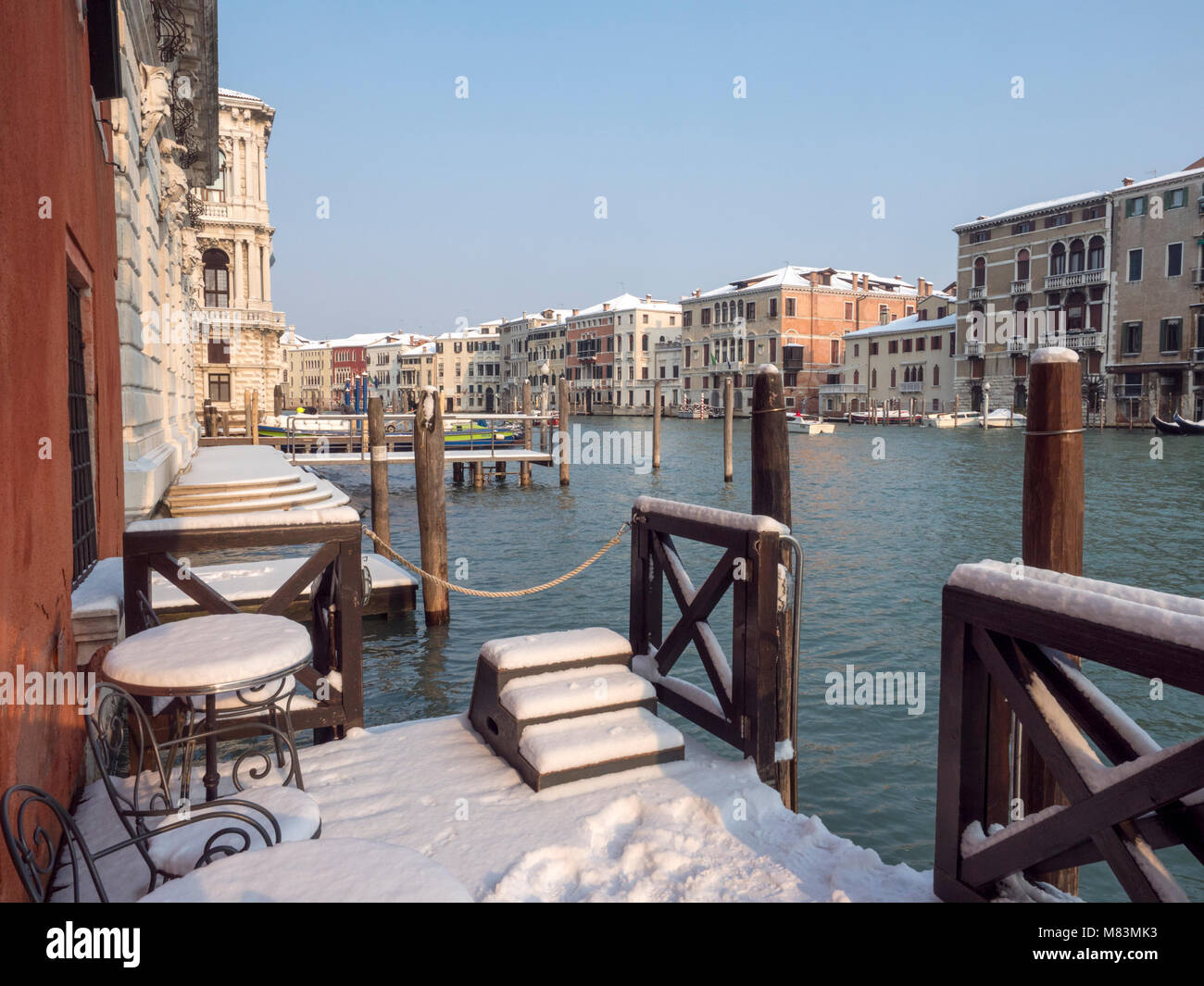 L'Italia, in inverno: la neve su un hotel imbarcadero lungo il Canal Grande a Venezia Foto Stock