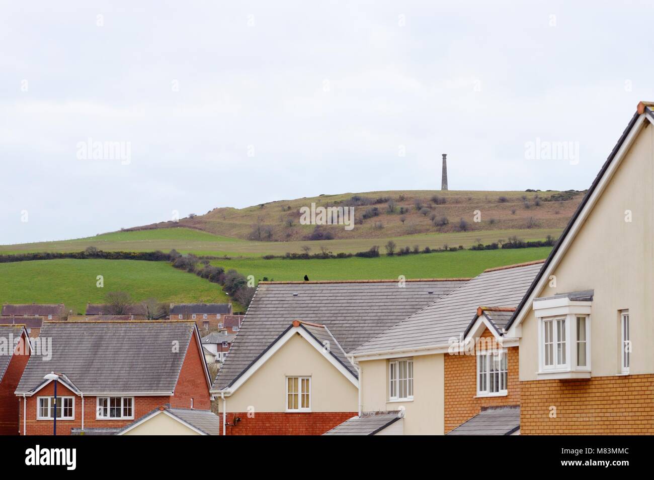 Pen Dinas iron age hillfort, liquidazione sopra l'alloggiamento moderno, Aberystwyth, Wales, Regno Unito. Foto Stock