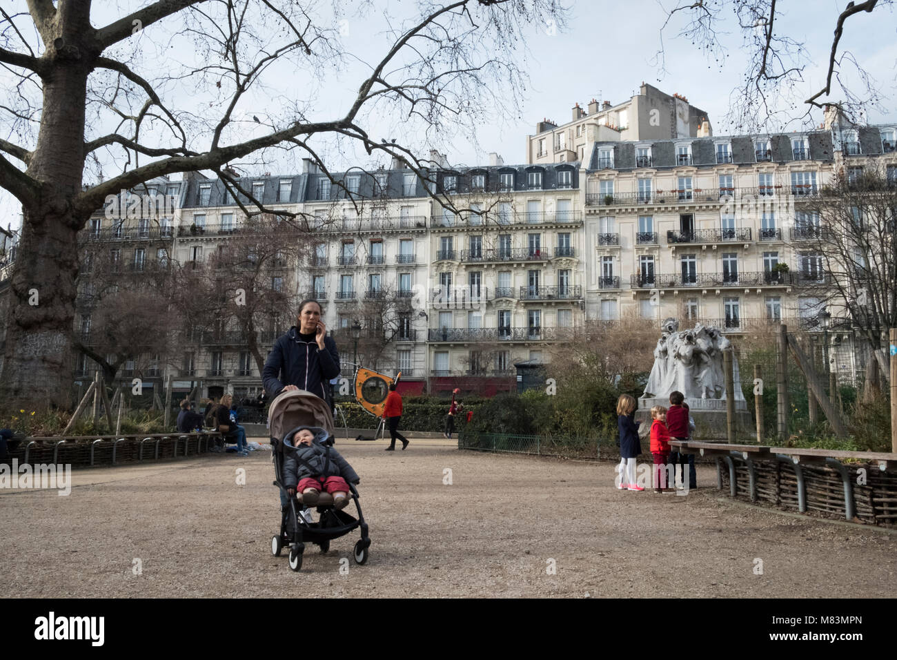 La madre a piedi il suo bambino a Place Montholon, Parigi, Francia Foto Stock