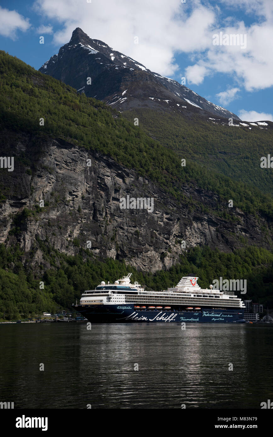 Il Geirangerfjord è un hotspot turistico in Norvegia visitato da quasi 200 navi da crociera come Mein Schiff 1 in un anno. Foto Stock