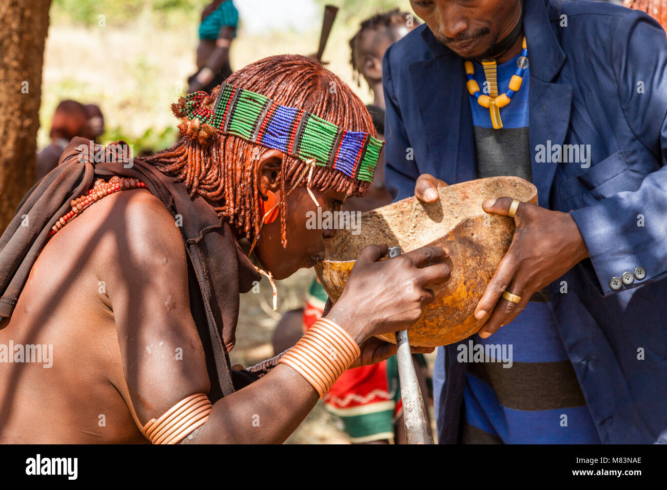 Hamar donne bere birra di sorgo durante un toro Jumping cerimonia, Dimeka, Valle dell'Omo, Etiopia Foto Stock