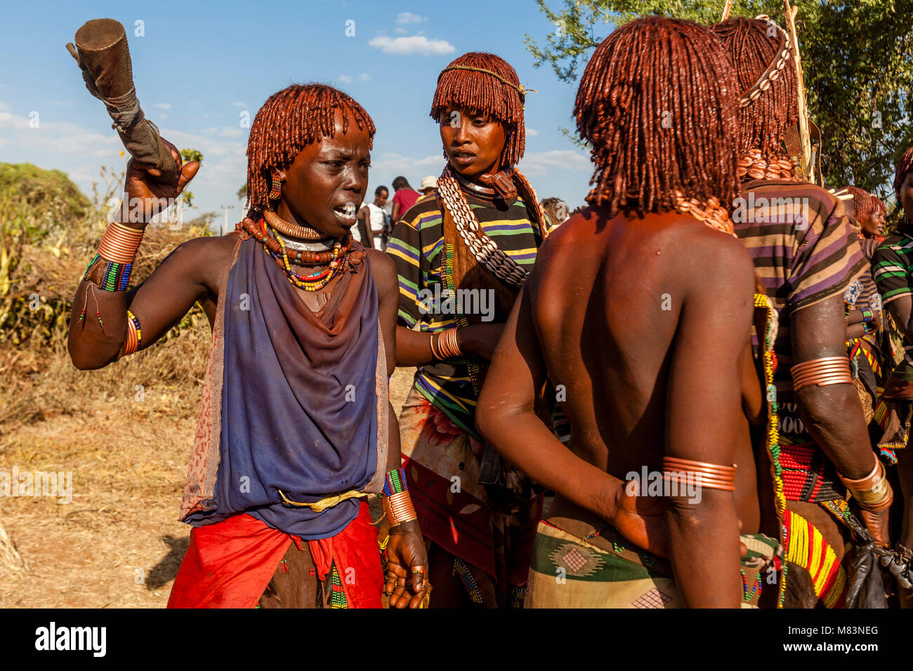 Hamar tribù le donne a un toro Jumping cerimonia, Dimeka, Valle dell'Omo, Etiopia Foto Stock