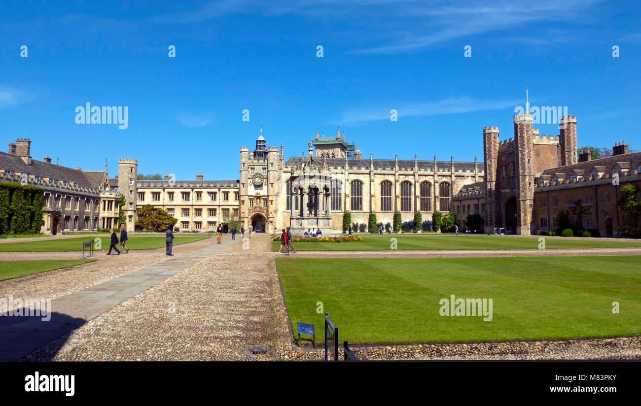 Ampia isualizzare della grande corte, Gate House & Cappella, Trinity College di Cambridge, estate Foto Stock