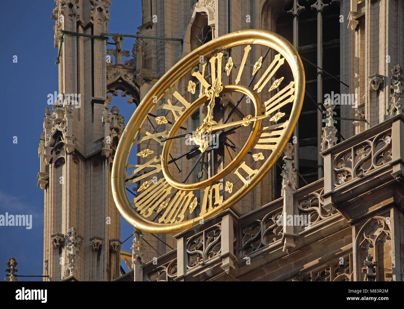 Orologio in oro alla Cattedrale di Nostra Signora ad Anversa, in Belgio. Foto Stock