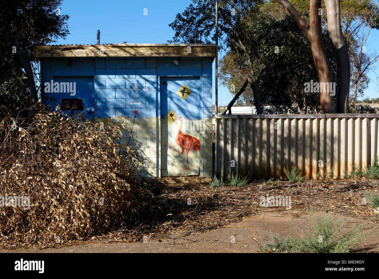 L'Uem Grafitti su di un piccolo edificio, Morchard, Sud Australia. Foto Stock