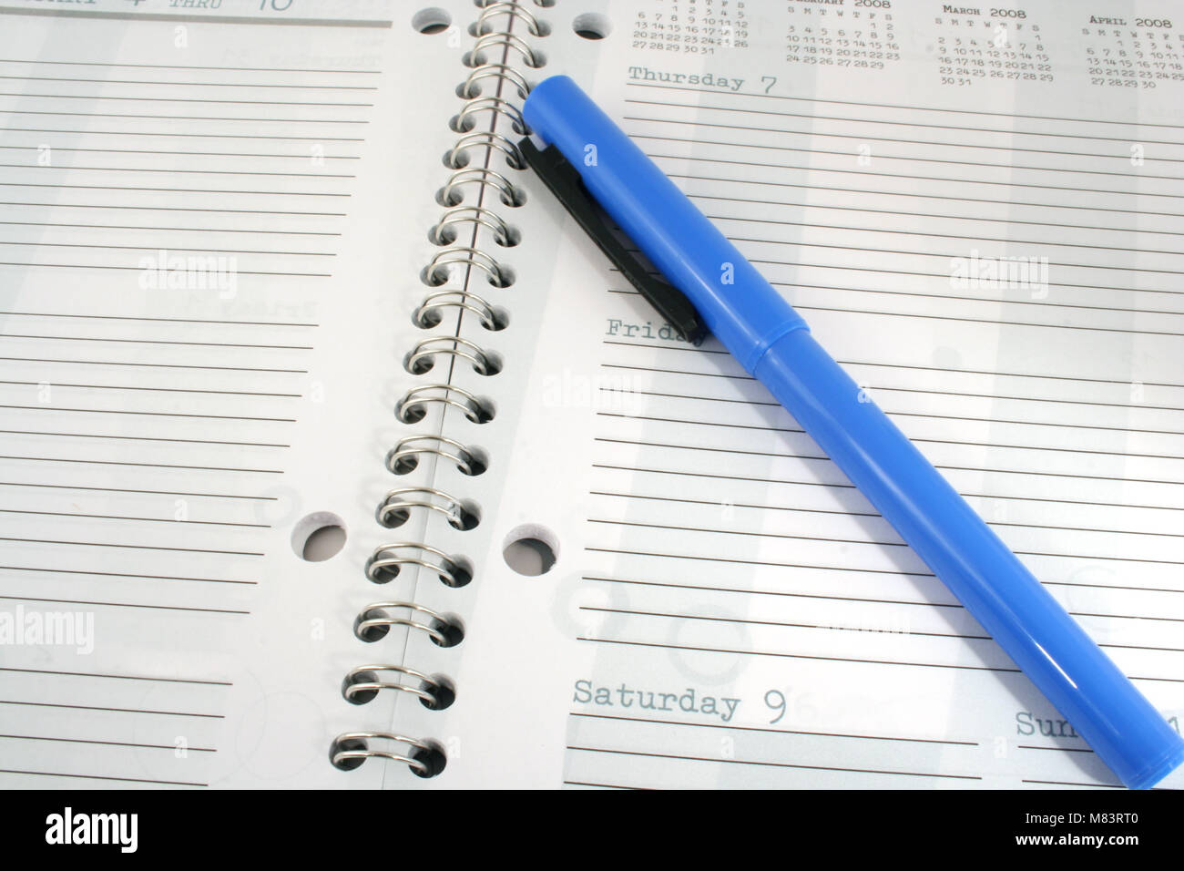 Un evidenziatore blu e pianificatore di giorno Foto Stock