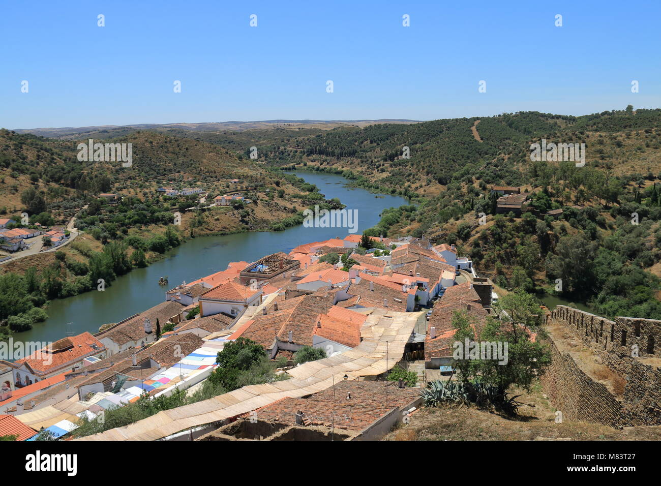 Vista panoramica del villaggio medievale di Mertola, in Portogallo, situato sulle rive del fiume Guadiana Foto Stock