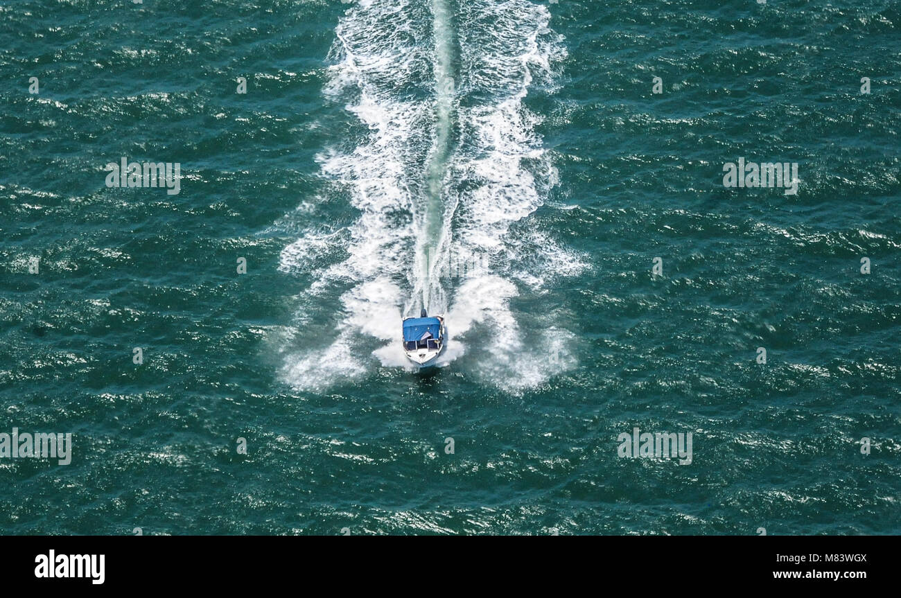 Vista aerea della barca veloce in mare vicino a Cairns, della Grande Barriera Corallina, Queensland, Australia Foto Stock