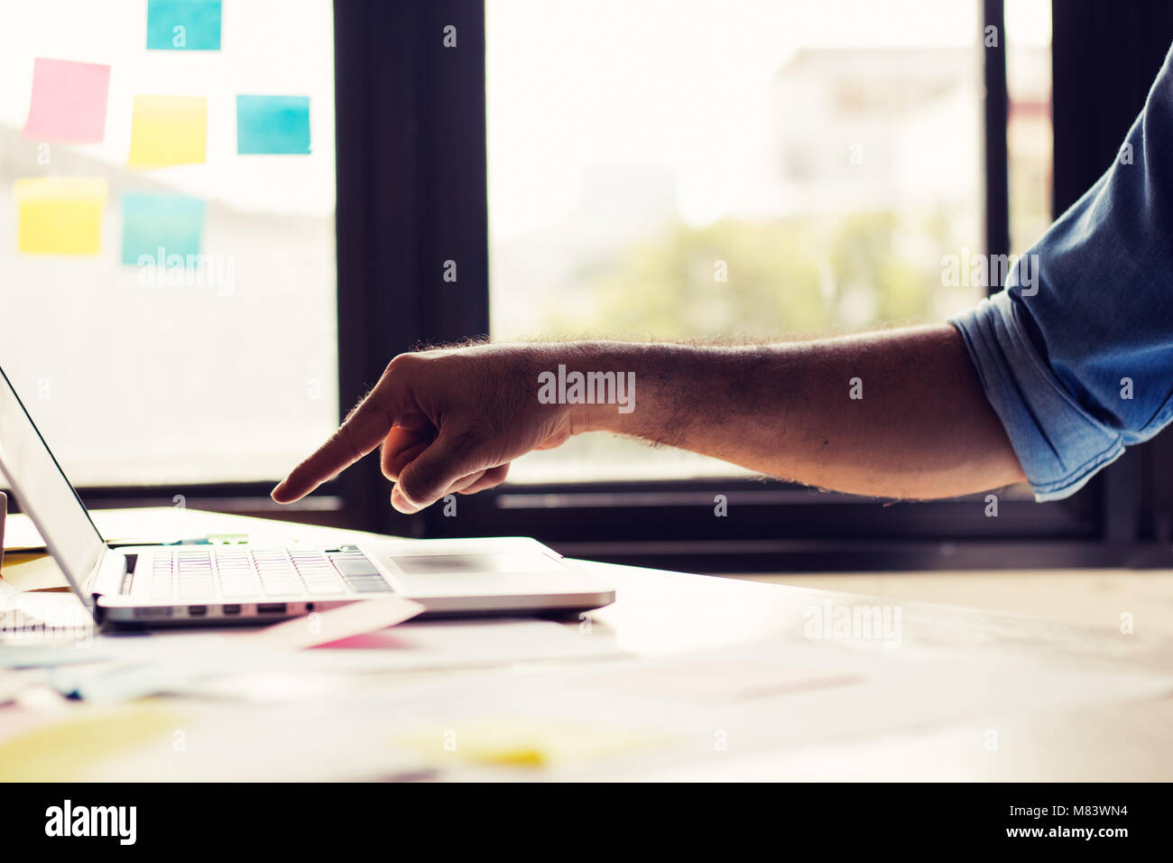 Il collegamento e il concetto di tecnologia, mano di uomo usare il computer in ufficio con grafico carta business e piallatura e lavoro sulla scrivania Foto Stock