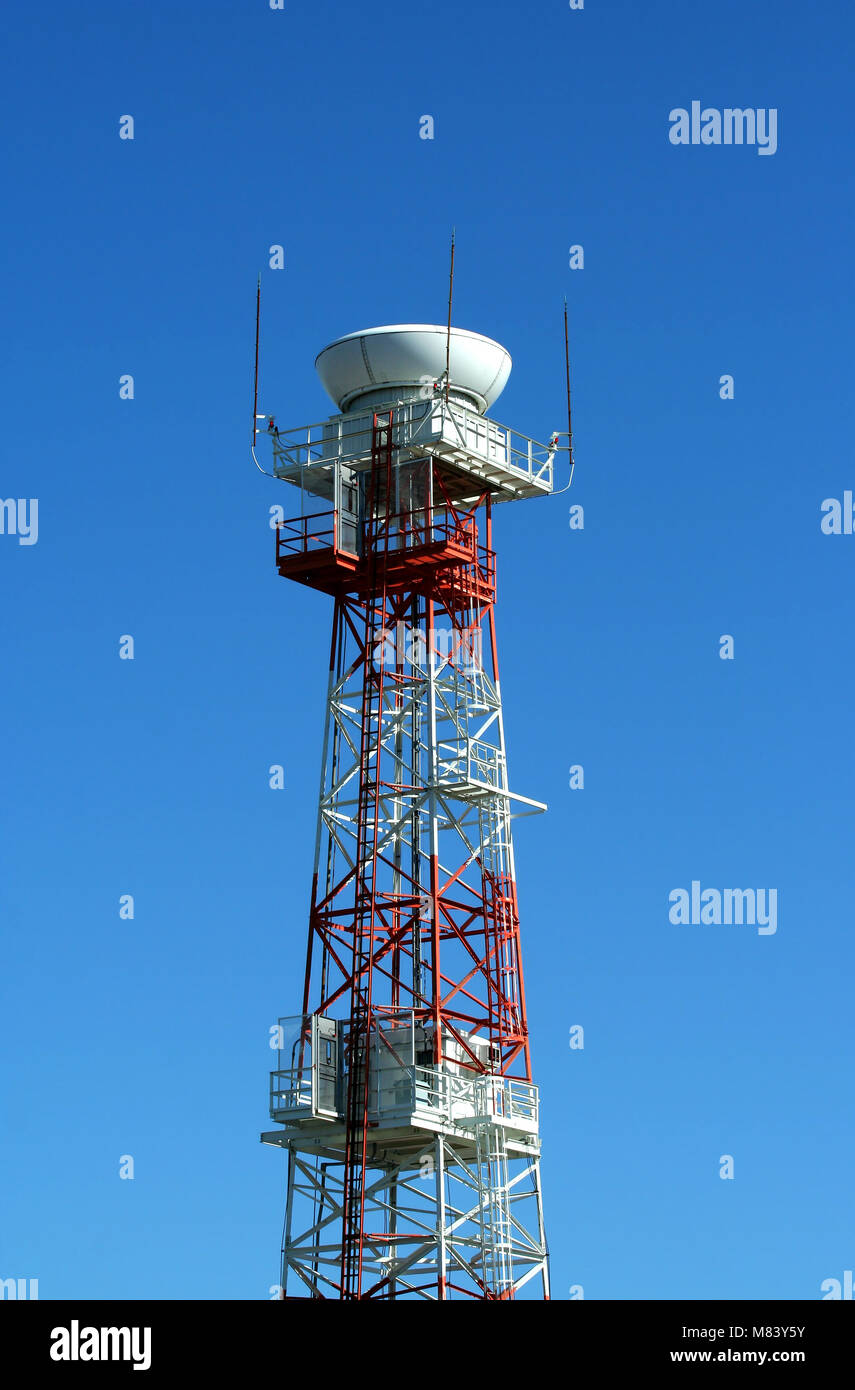 Un aeroporto torre del radar con il blu del cielo Foto Stock