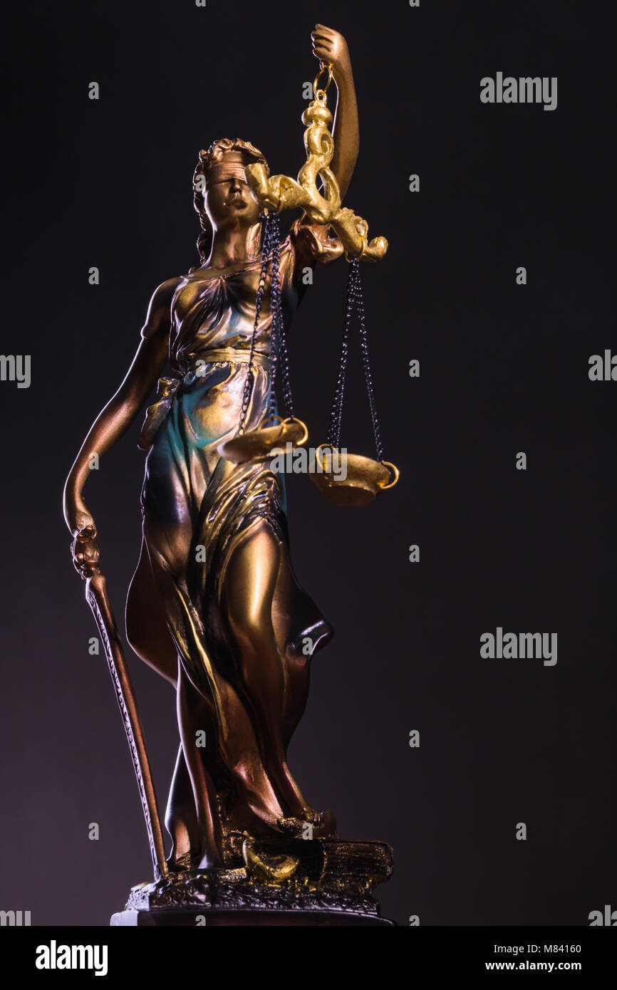 La fotografia di bronzo themis scultura, femida o giustizia dea su sfondo scuro Foto Stock