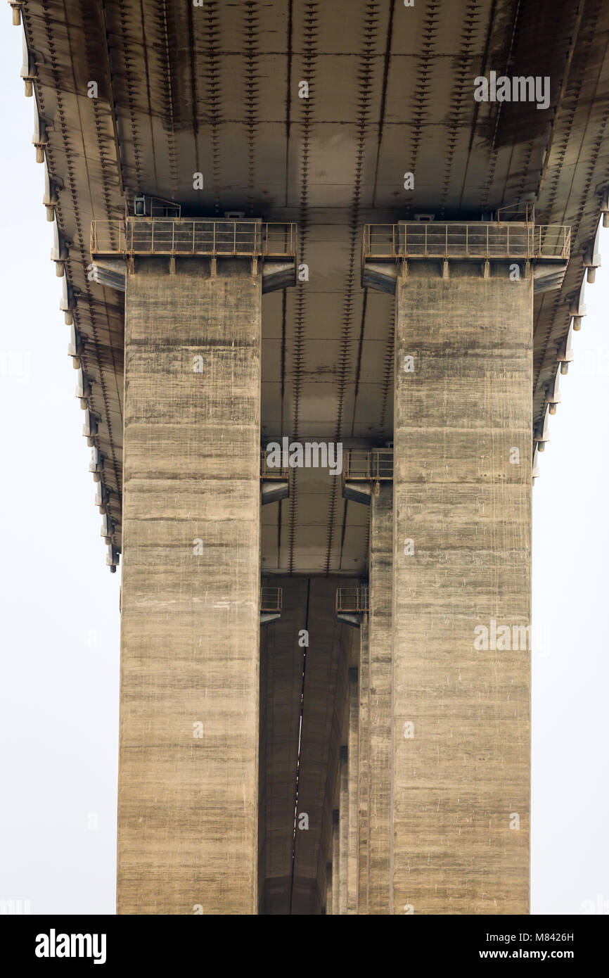 Il lato inferiore del ponte sul Canale di Suez Egitto Foto Stock