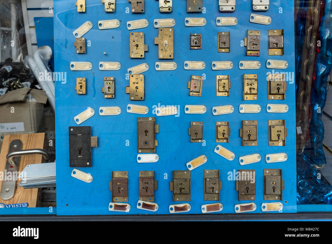 La visualizzazione di vari tipi di serrature da infilare (mortasa) deadlock in hardware shop Foto Stock