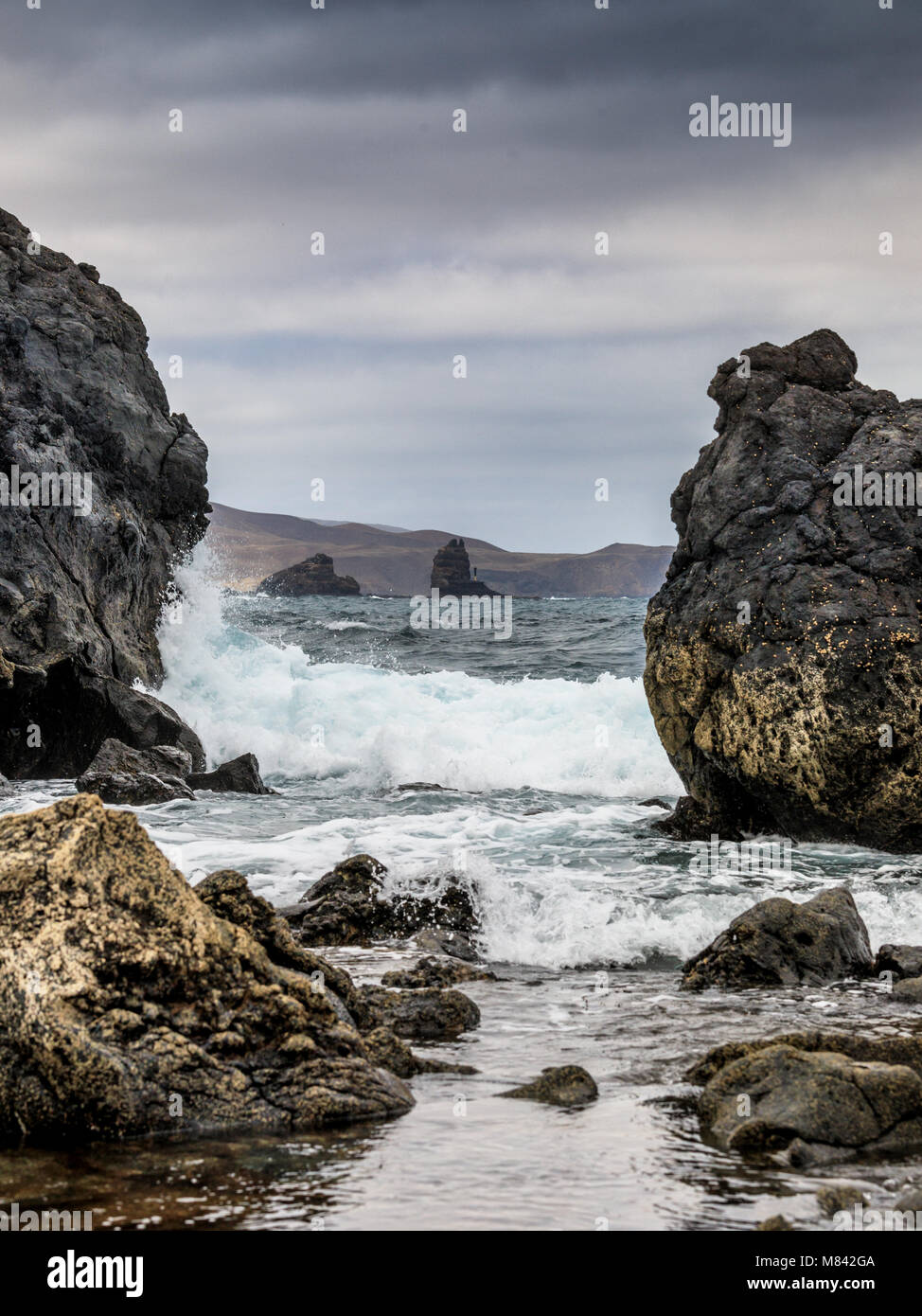 La spiaggia di roccia nei pressi di Orzola, Lanzarote, Isole Canarie, Spagna Foto Stock