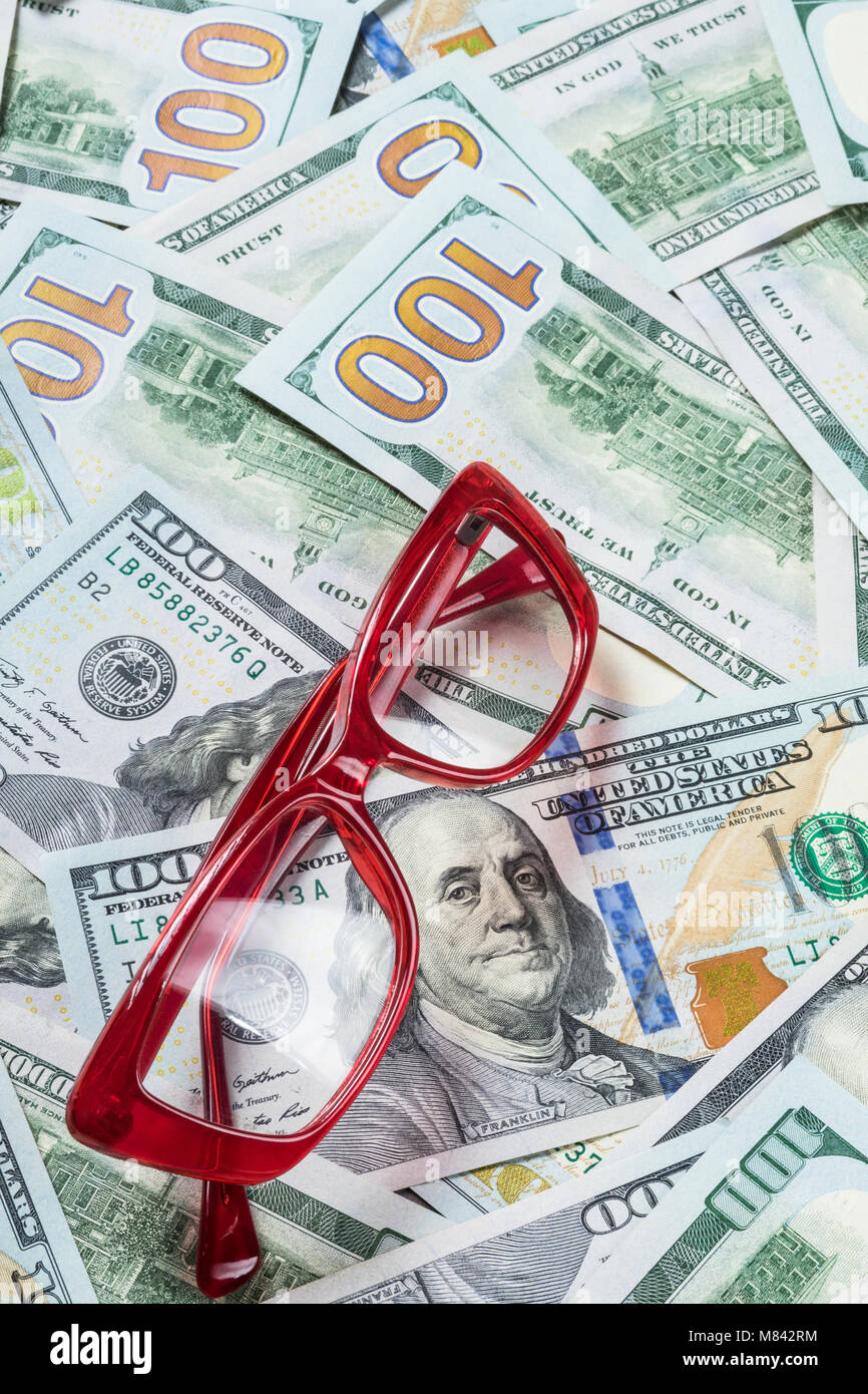 Occhiali da vista sullo sfondo del dollaro sullo sfondo di denaro Foto Stock