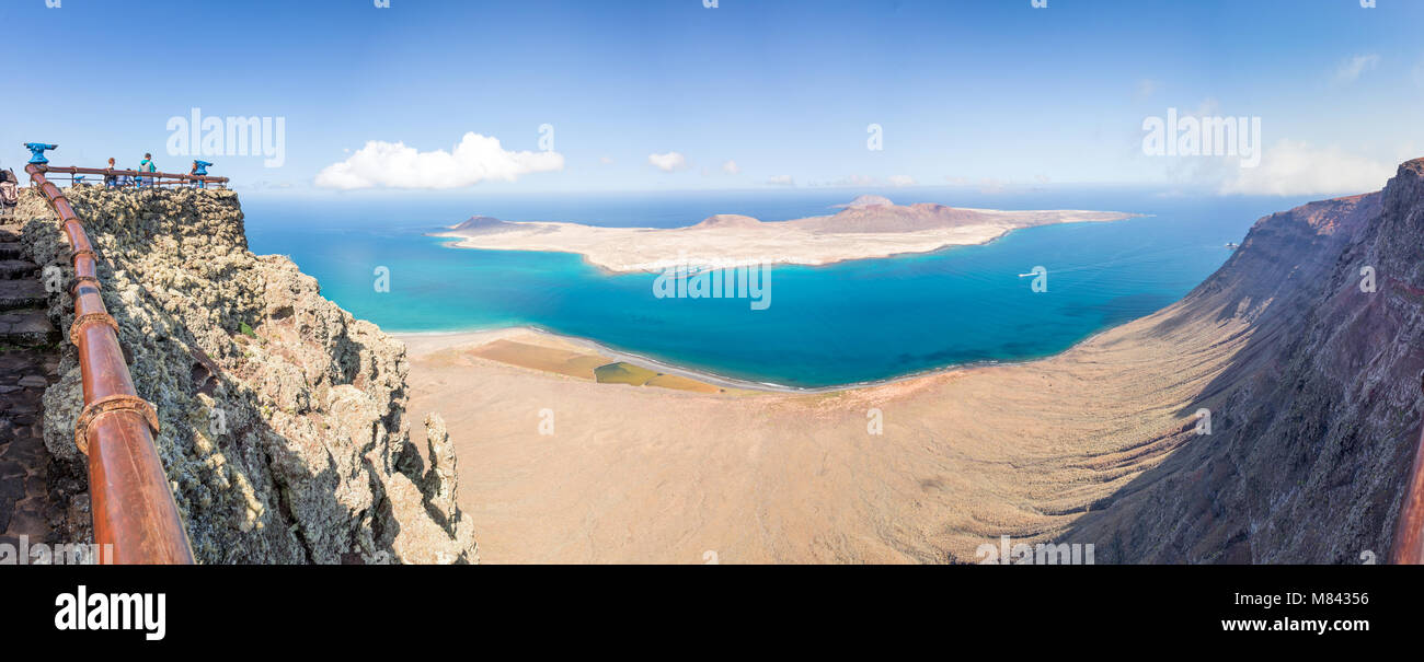 Panorama di La Graciosa island, vista aerea dal Mirador del Rio a Lanzarote, Isole canarie, Spagna Foto Stock