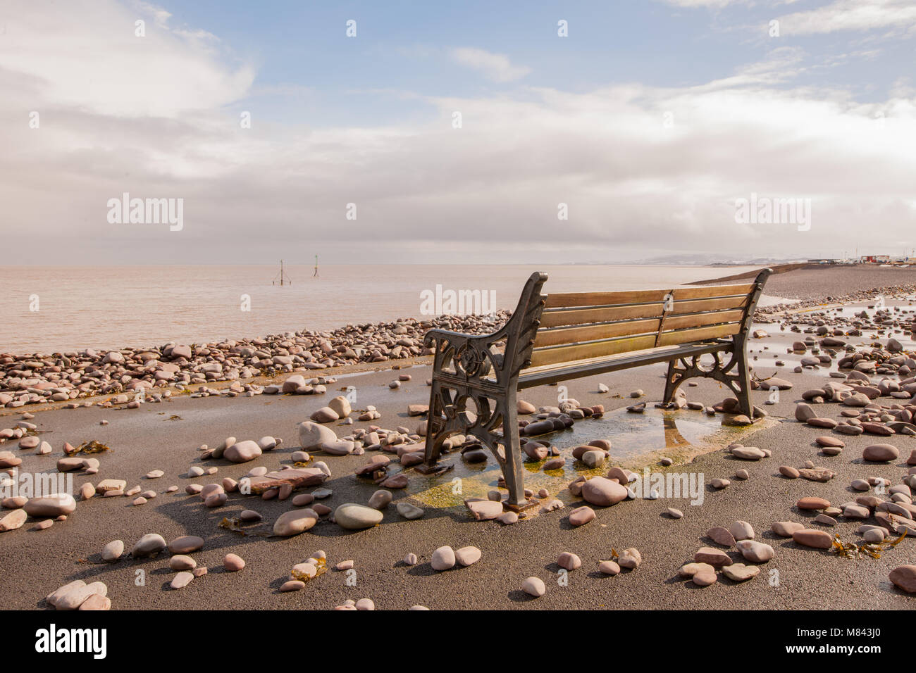 Banco di vuoto in una località di mare circondato da ciottoli e pietre lavato fino dalle maree. Foto Stock