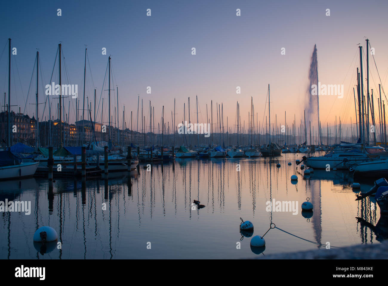 Porto con barche sul lago di Ginevra al tramonto Foto Stock