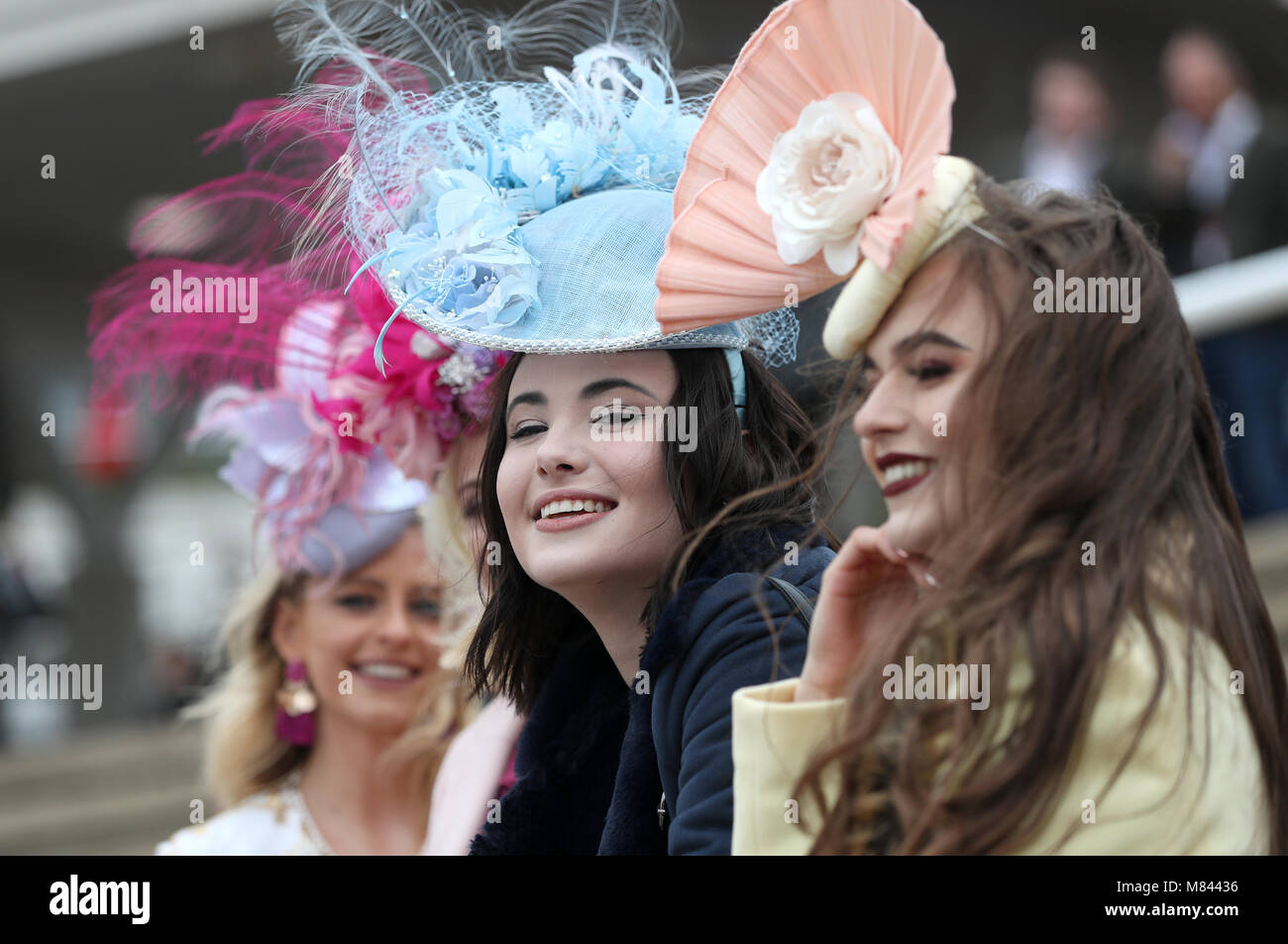 Racegoers durante il Signore giorno del 2018 Cheltenham Festival a Cheltenham Racecourse. Stampa foto di associazione. Picture Data: mercoledì 14 marzo, 2018. Vedere la storia di PA RACING Cheltenham. Foto di credito dovrebbe leggere: David Davies/filo PA. Restrizioni: solo uso editoriale, uso commerciale è soggetto ad autorizzazione preventiva da parte del Jockey Club/Cheltenham Racecourse. Foto Stock