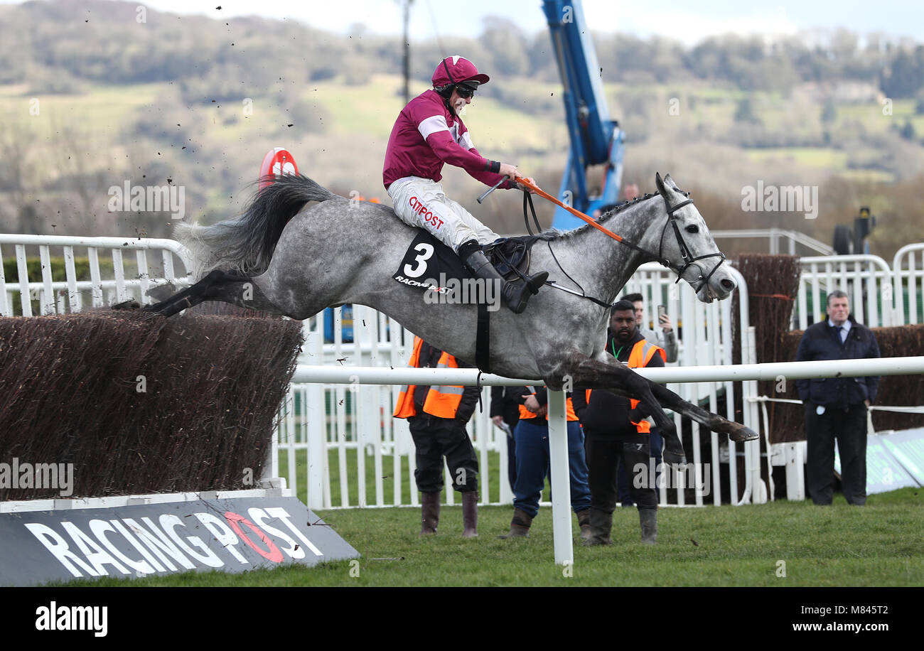 Petit Mouchoir cavalcato da fantino Davy Russell in azione durante il Racing Post Arkle Challenge Trophy novizi' Chase campione durante il giorno del 2018 Cheltenham Festival a Cheltenham Racecourse Foto Stock