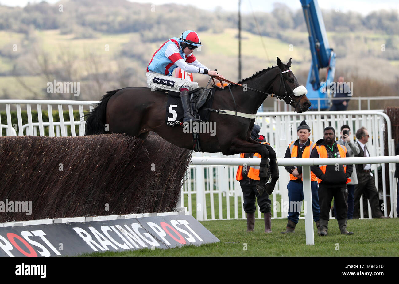 Saint Calvados cavalcato da fantino Aidan Coleman in azione durante il Racing Post Arkle Challenge Trophy novizi' Chase campione durante il giorno del 2018 Cheltenham Festival a Cheltenham Racecourse Foto Stock