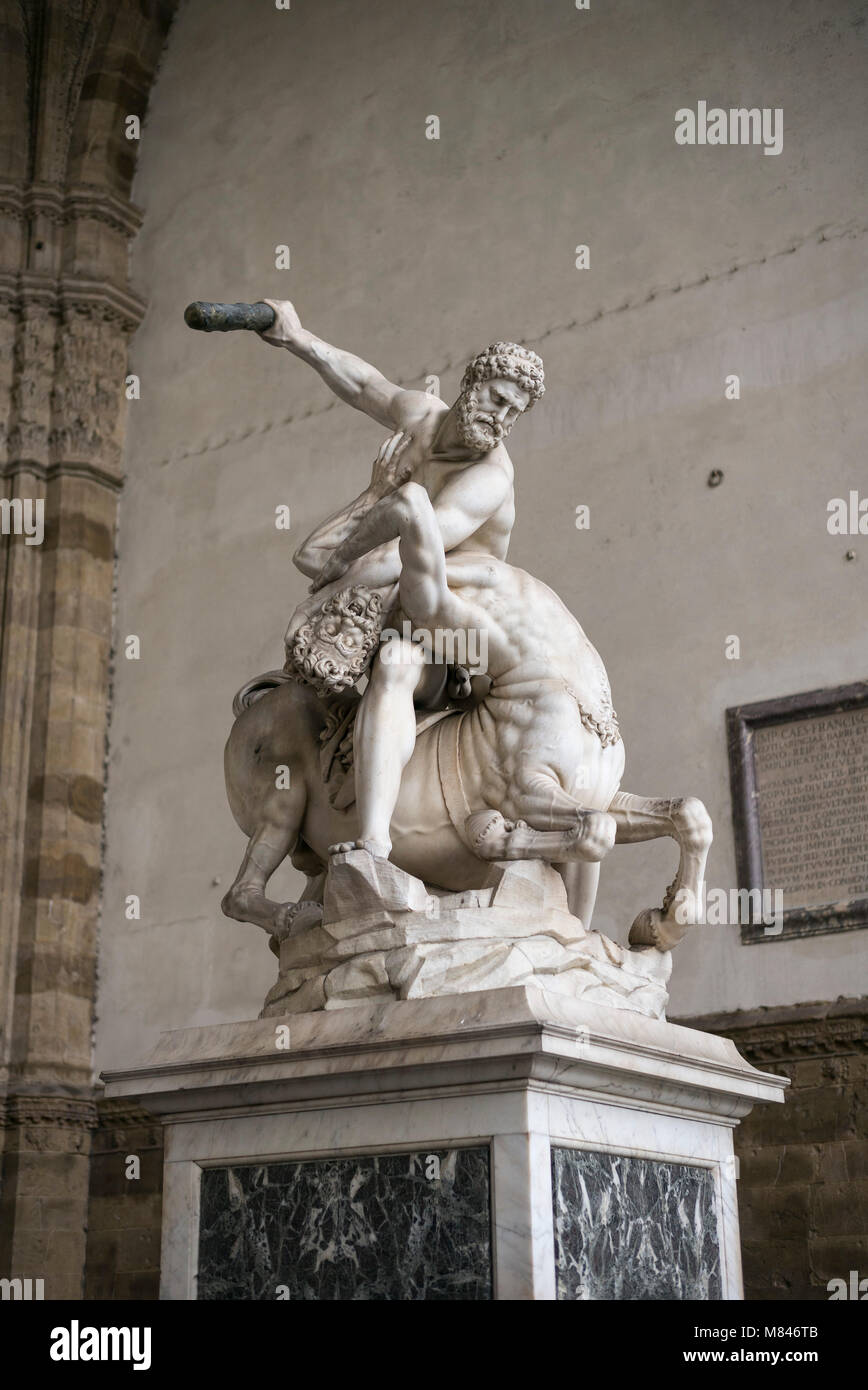 Firenze. L'Italia. Ercole e il centauro nessus, 1549-1599, sculture del Giambologna, Loggia dei Lanzi, in Piazza della Signoria. Jean de Boulogne aka Foto Stock