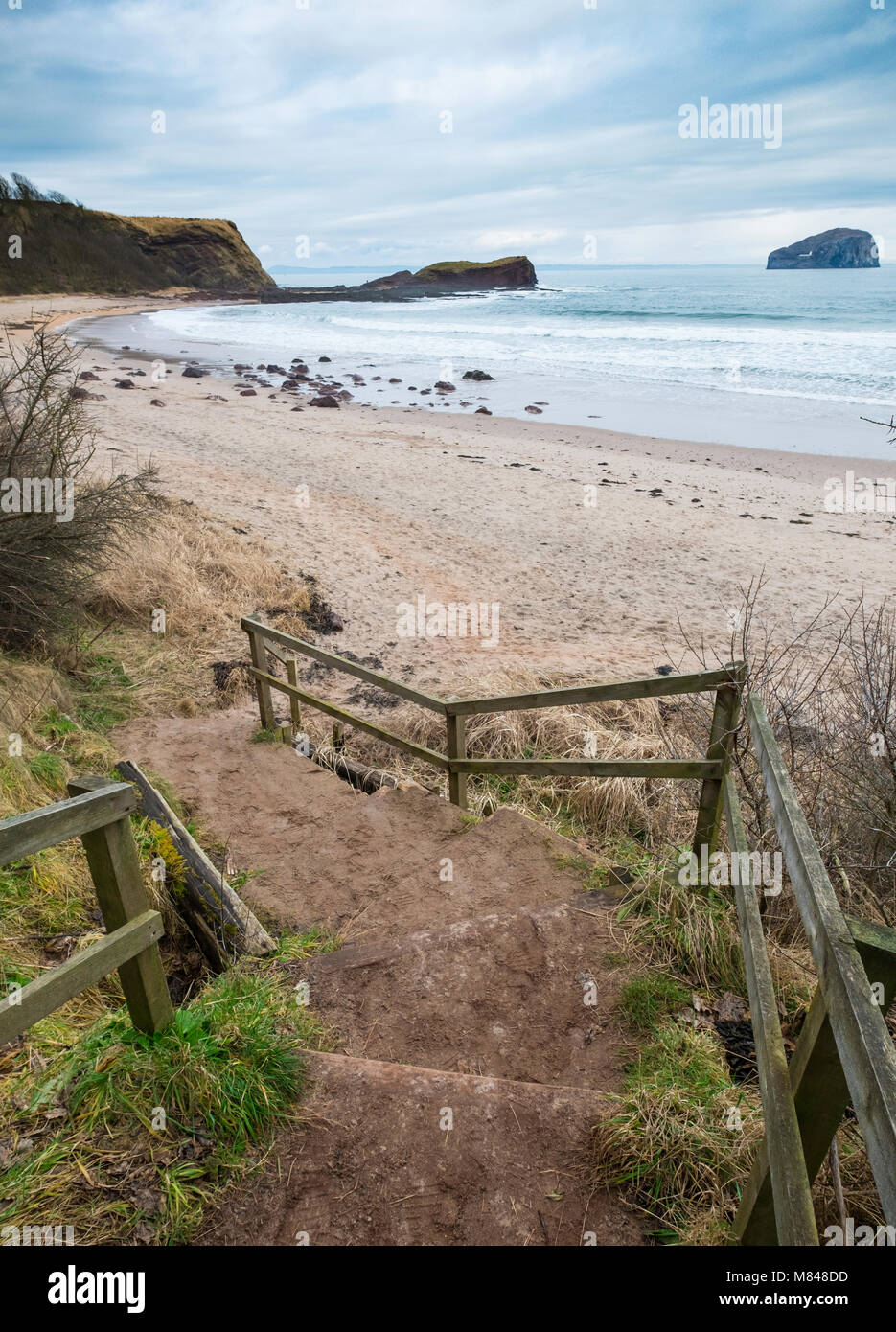 Le fasi che conducono alla spiaggia Seacliff in East Lothian, Scozia, Regno Unito Foto Stock