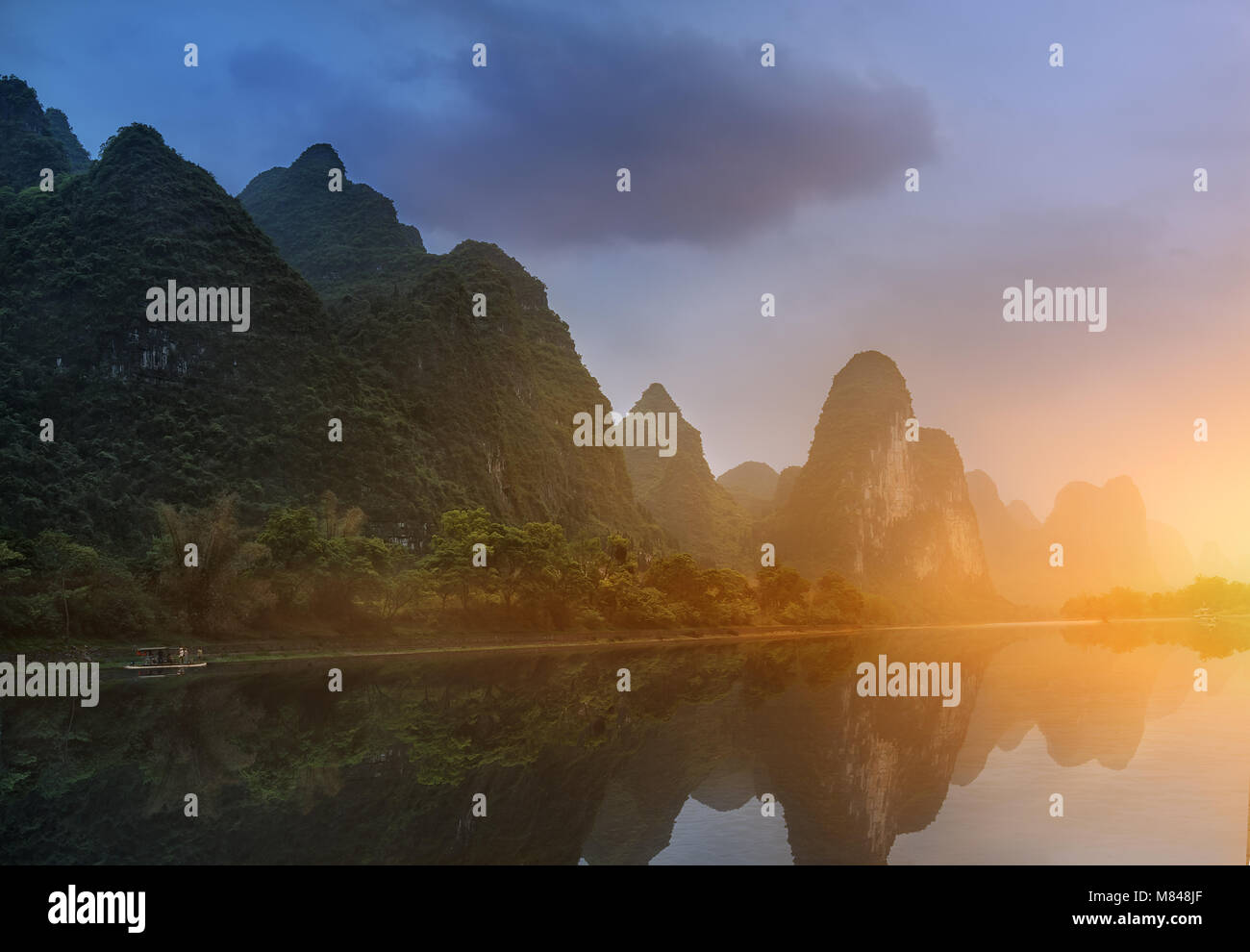 Una vista della mattina alba sulle rive di un fiume tranquillo. Foto Stock