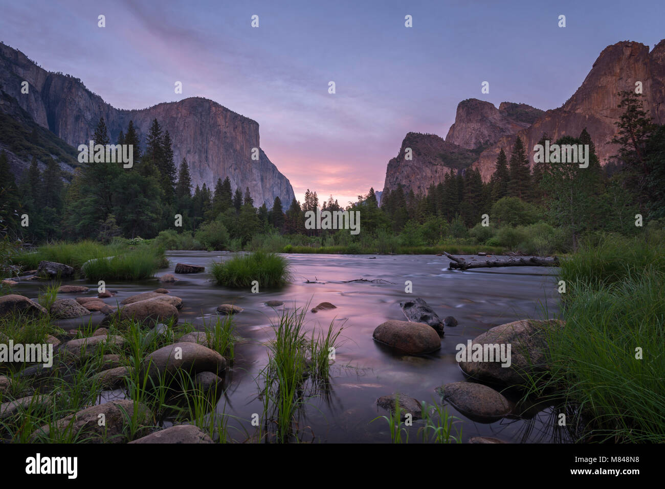 Il parco nazionale di Yosemite Valley e il fiume Merced al crepuscolo, Yosemite National Park, California, Stati Uniti d'America. Molla (Giugno) 2015. Foto Stock