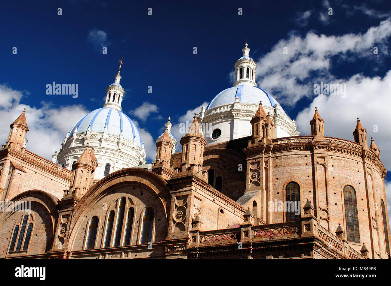 Cuenca è un beautifllly città coloniale, ricco di monumenti storici e tesori architettonici. Paesaggio urbano - La città vecchia - cattedrale a cupola Foto Stock