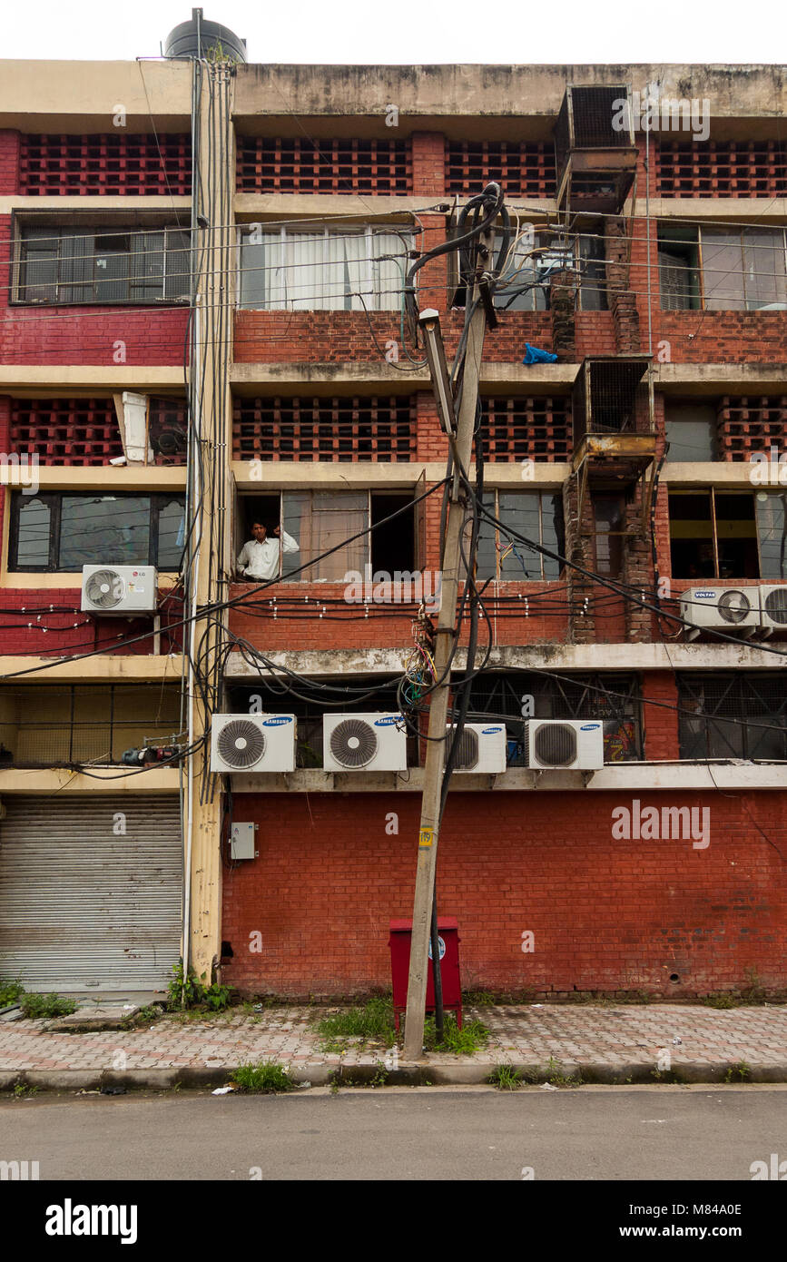 Chandigarh,l'India: retro di un edificio in un settore popolare di Chandigarh Foto Stock