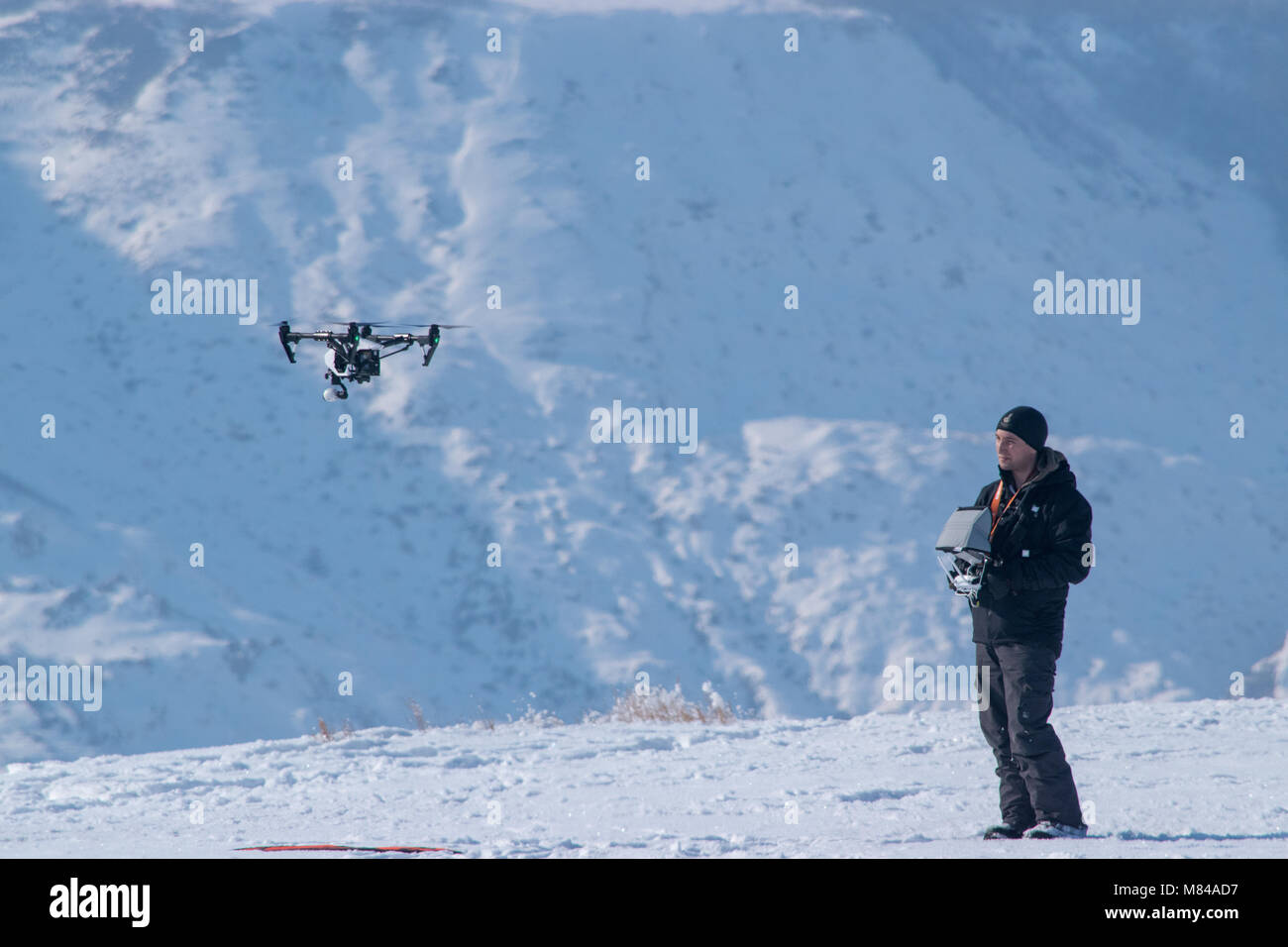 Un uomo lancia un drone a cavallo ladro Canyon vicino a Drumheller, Alberta. Foto Stock
