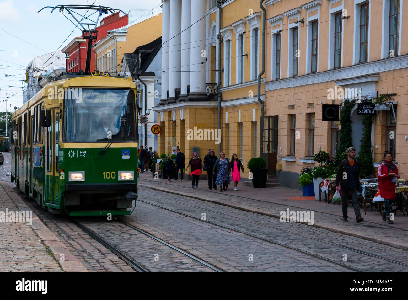 Helsinki, Finlandia. Agosto 26, 2017. Vecchio tram sulla strada di Helsinki. Foto Stock