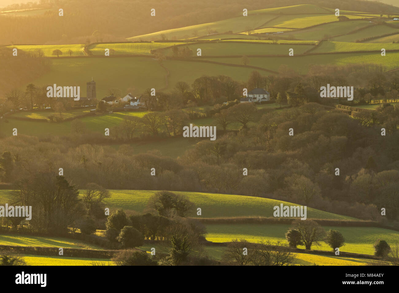 Il villaggio e la chiesa parrocchiale di Ilsington circondato dalla splendida campagna di laminazione, Dartmoor Devon, Inghilterra. Inverno (gennaio) 2018. Foto Stock