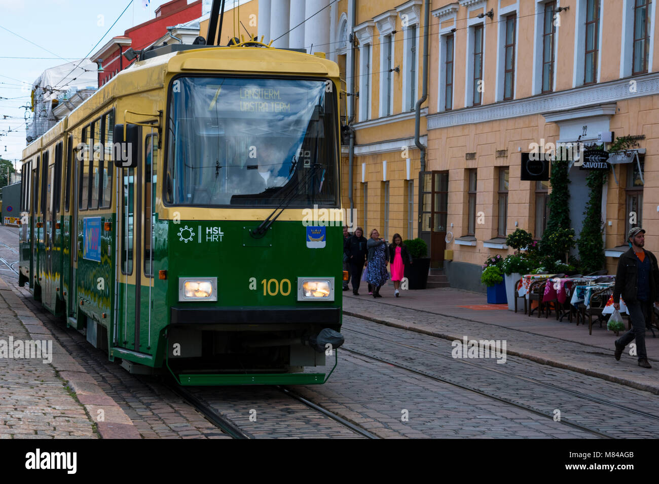 Helsinki, Finlandia. Agosto 26, 2017. Vecchio tram sulla strada di Helsinki. Foto Stock