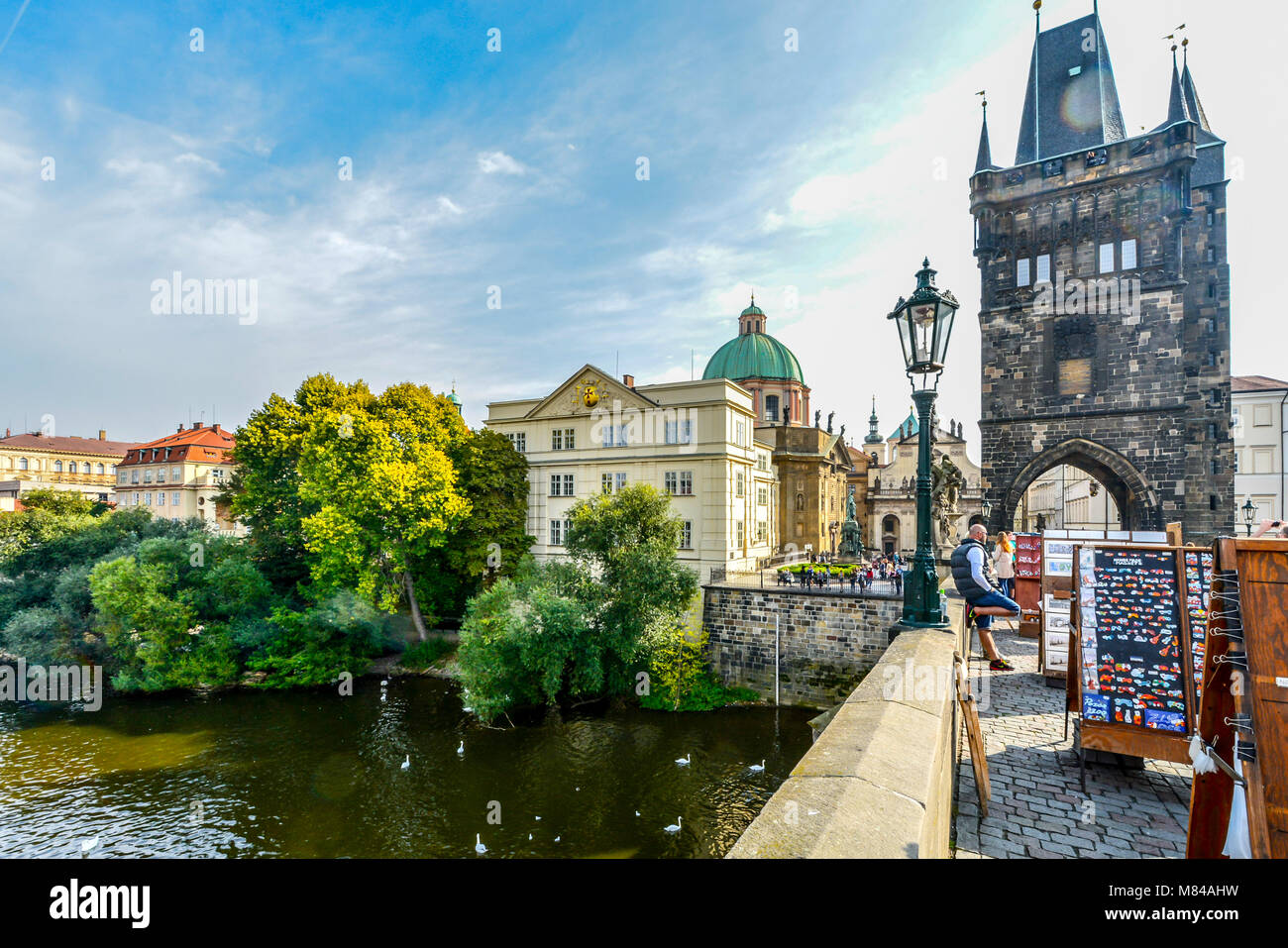 La torre del ponte della Città Vecchia di Praga, Cechia, oltre il Fiume Vltava con fornitori che vendono souvenir. Foto Stock