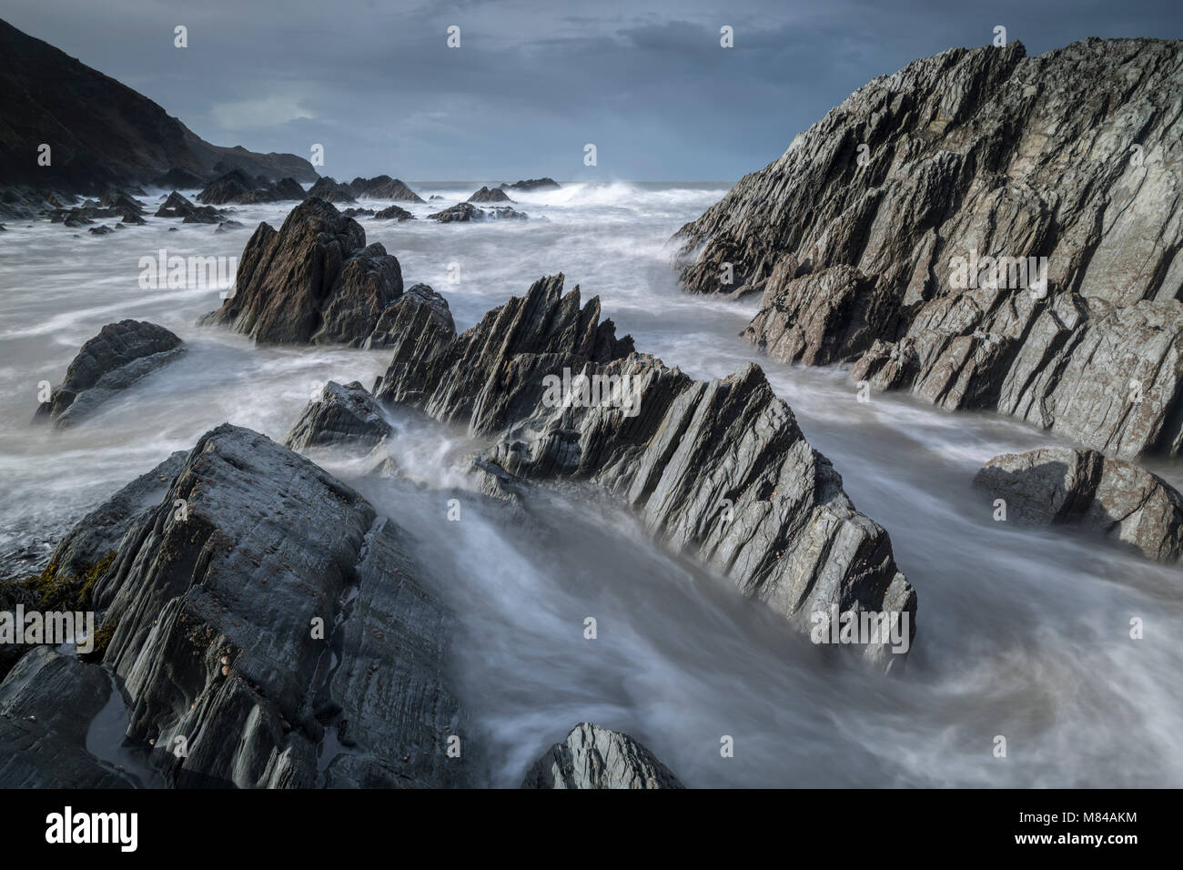 Drammatica litorale roccioso vicino a Lee Bay sulla North Devon Coast, Inghilterra. Inverno (gennaio) 2018. Foto Stock