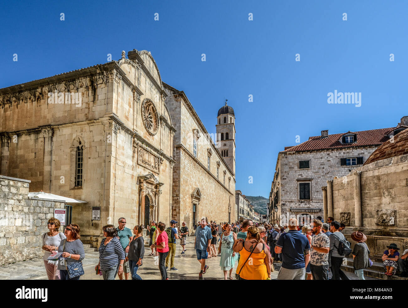La strada principale, o Stradun Placa nella vecchia città di Dubrovnik Croazia in una giornata di sole con la folla di turisti che si godono il calore estivo Foto Stock