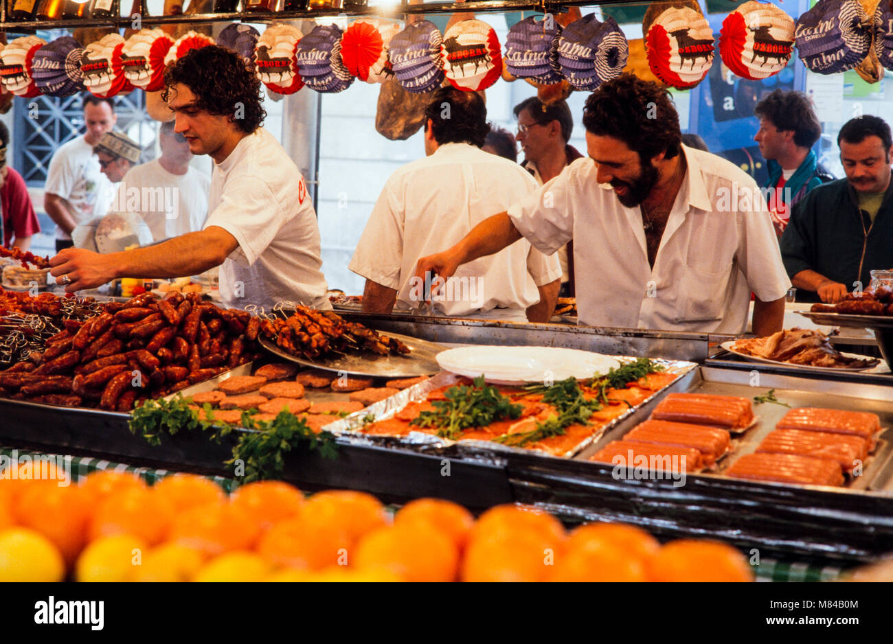 Alimentare la vendita di stallo pinchos, salsicce e hamburger a Carnevale, archiviazione di fotografia, Carnaval de Santa Cruz de Tenerife, febbraio 1994, Foto Stock