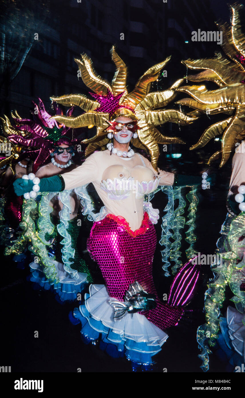 Uomo con esagerato grandi seni falsi e la maschera a Carnevale, archiviazione di fotografia, Carnaval de Santa Cruz de Tenerife, febbraio 1994, Foto Stock