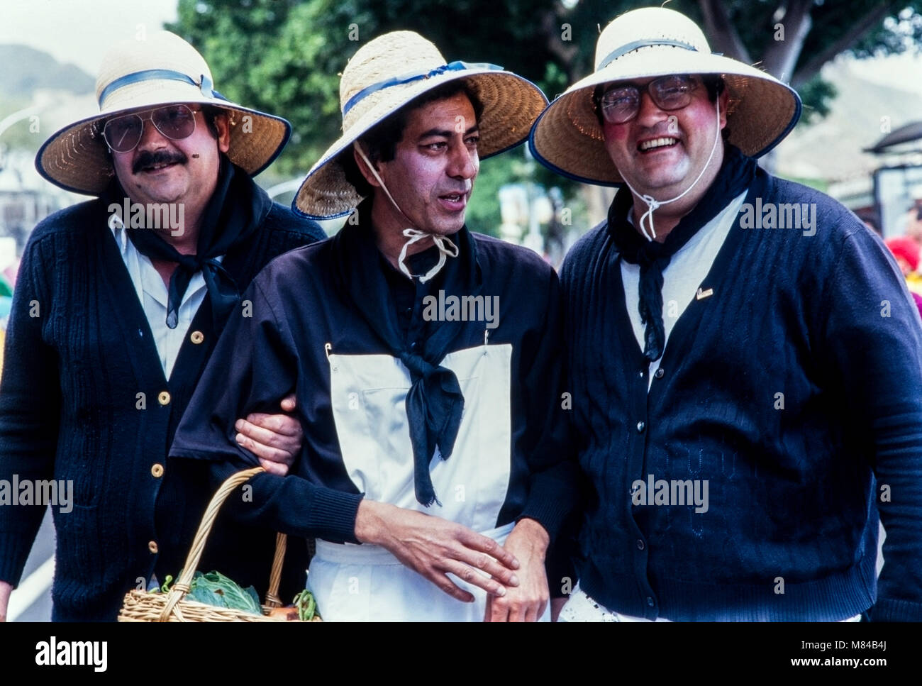 Tre uomini vestiti come gli agricoltori mogli a carnevale, archiviazione di fotografia, Carnaval de Santa Cruz de Tenerife, febbraio 1994, Foto Stock