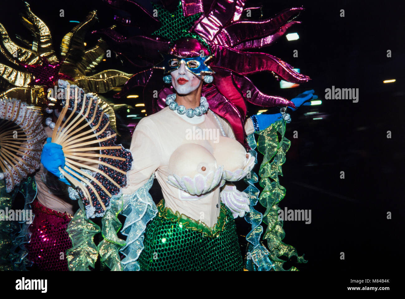 Uomo con esagerato grandi seni falsi e la maschera a Carnevale, archiviazione di fotografia, Carnaval de Santa Cruz de Tenerife, febbraio 1994, Foto Stock