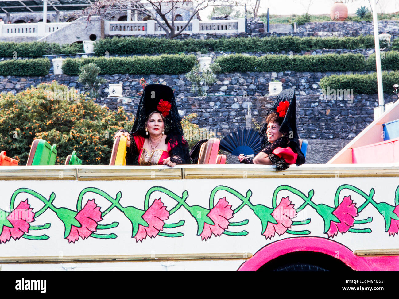 Le donne nella tradizionale pizzo nero cappelli a carnevale, archiviazione di fotografia, Carnaval de Santa Cruz de Tenerife, febbraio 1994, Foto Stock