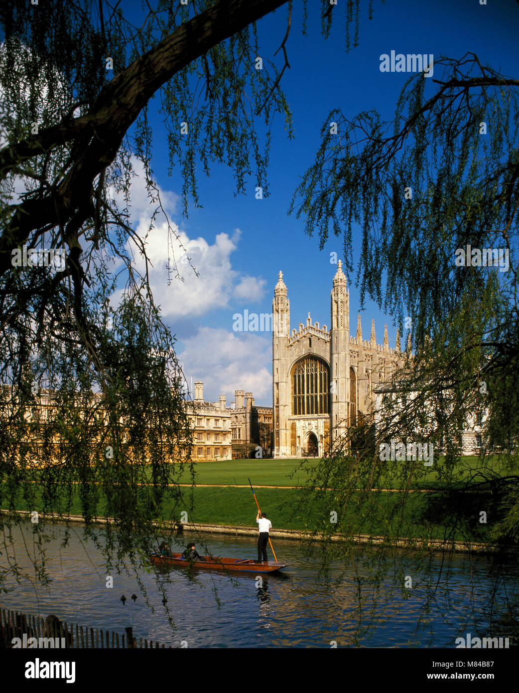 Il Kings College e punting sul dorso, Cambridge, Cambridgeshire, England, Regno Unito Foto Stock