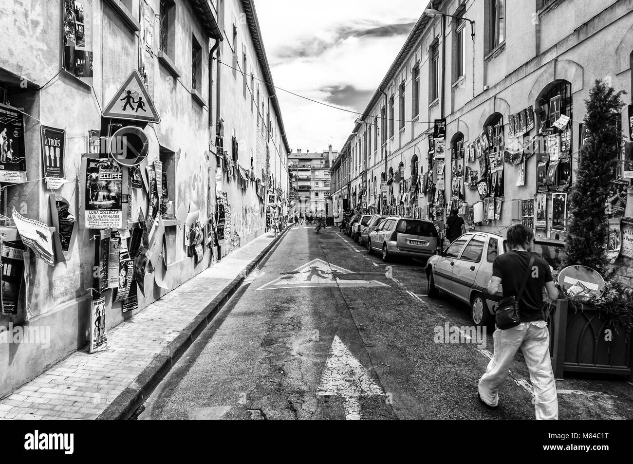 Avignon, Francia - 22 Luglio 2011: Città Vecchia strada piena di arte poster durante il festival di Avignon Off. Festival di Avignone, è un annuale festival delle arti di hel Foto Stock